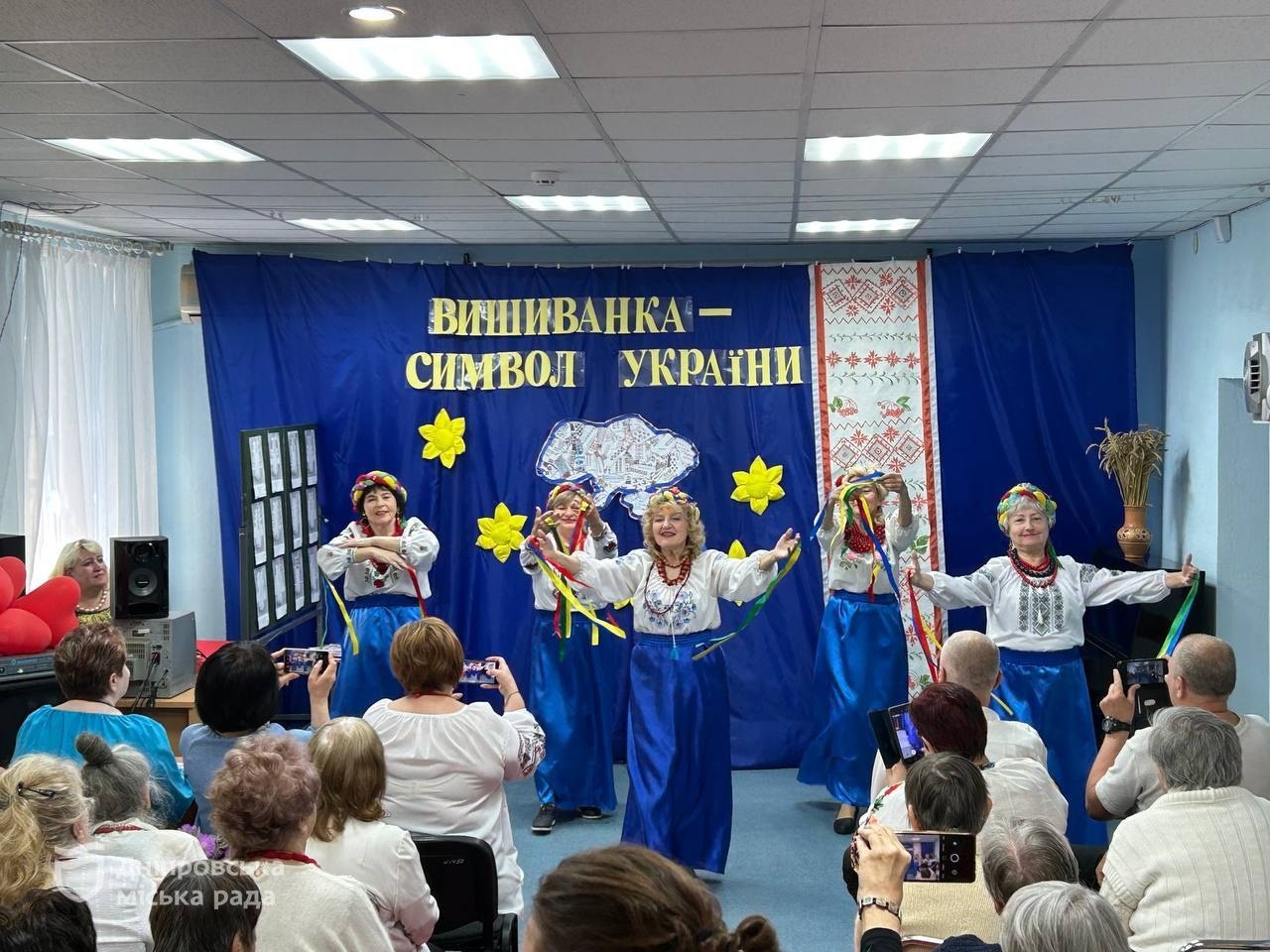 Всесвітній день вишиванки у Дніпрі: підопічні міського терцентру дефілювали в національному вбранні
