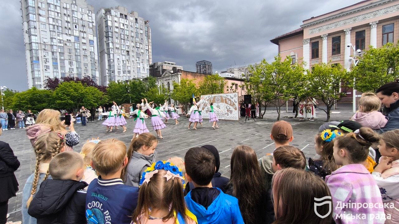 «Для нас всіх зараз надзвичайно важливо ідентифікувати себе, нести українські цінності», – військові про День вишиванки у Дніпрі