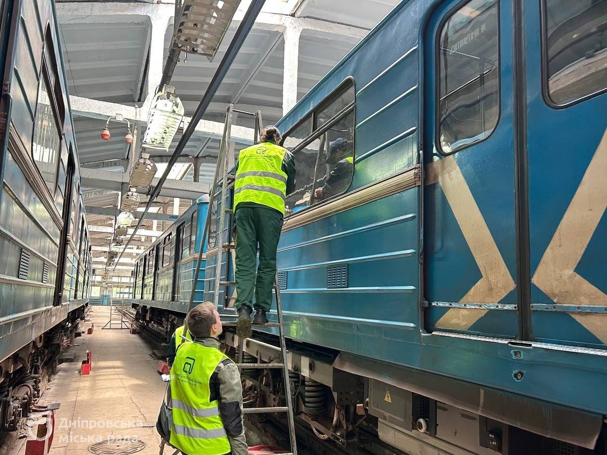 Безпека понад усе: у дніпровському метрополітені розпочали технічне обстеження вагонів, щоб продовжити термін їхньої експлуатації
