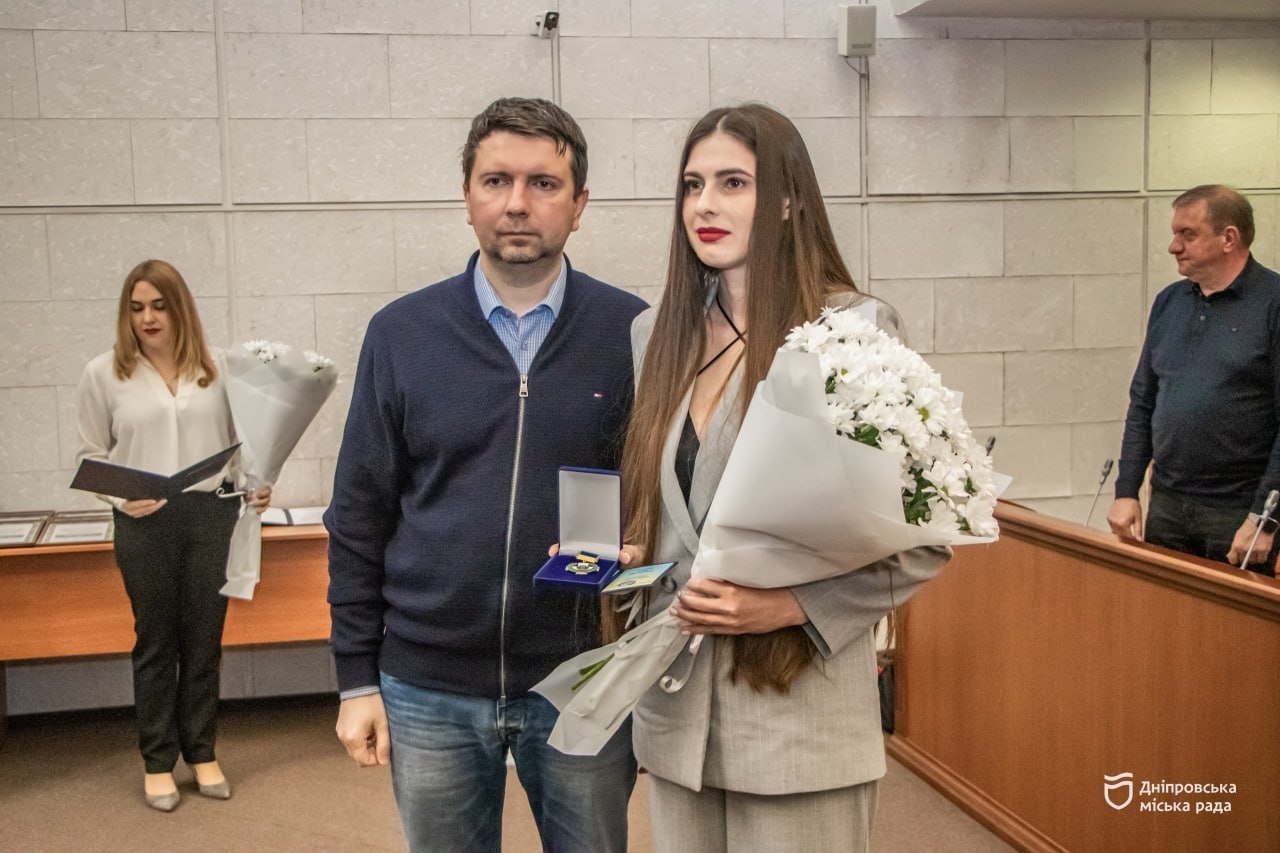 У Дніпрі під час сесії міськради медичним працівникам традиційно вручили почесні нагороди від усього міста
