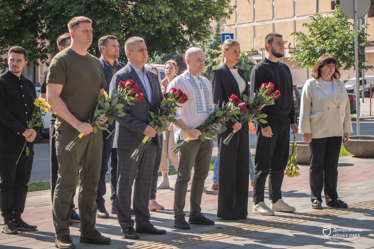 Дань шани Кобзаря: у Дніпрі поклали квіти до пам’ятника молодому Шевченку з нагоди 164-ї річниці перепоховання