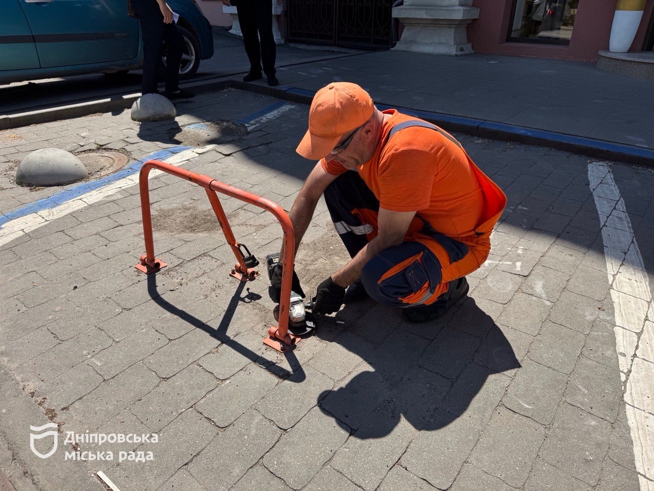 Дніпро звільняє вулиці: понад три десятки незаконних паркувальних блокаторів примусово прибрано з початку року