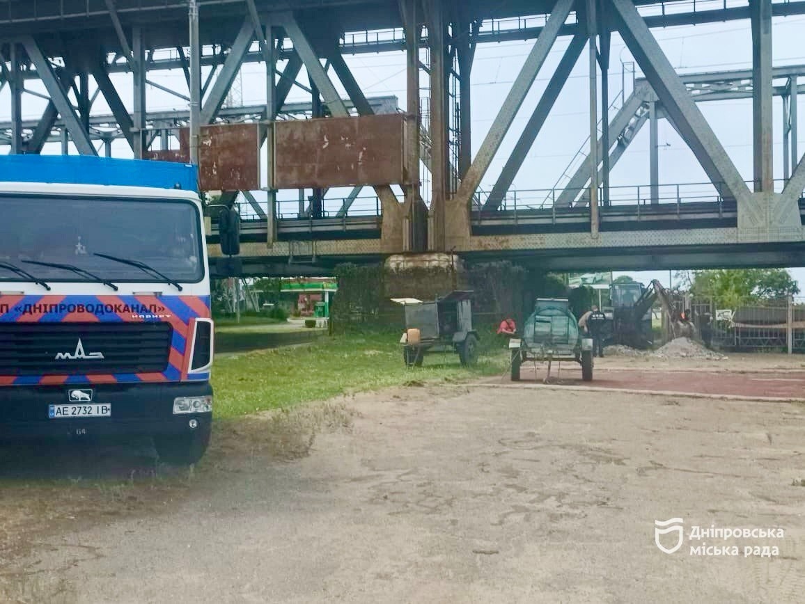Комунальники Дніпра працюють із самого ранку, щоб відновити водопостачання. Роботи тривають