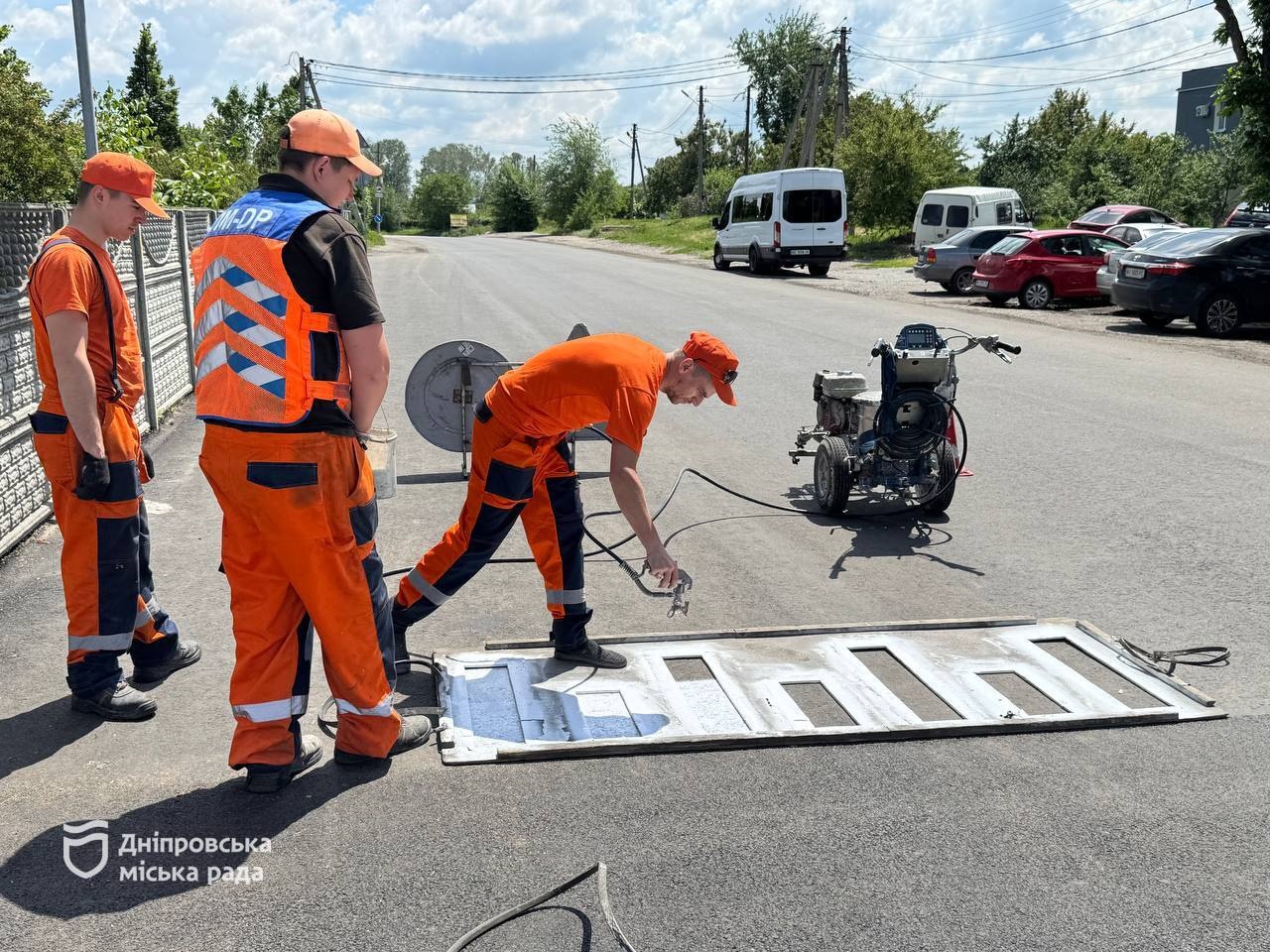 «Така робота – вкрай важлива, зокрема, й біля шкіл. Молодці, що дбають про безпеку», — мешканці Дніпра про оновлення дорожньої розмітки та встановлення знаків