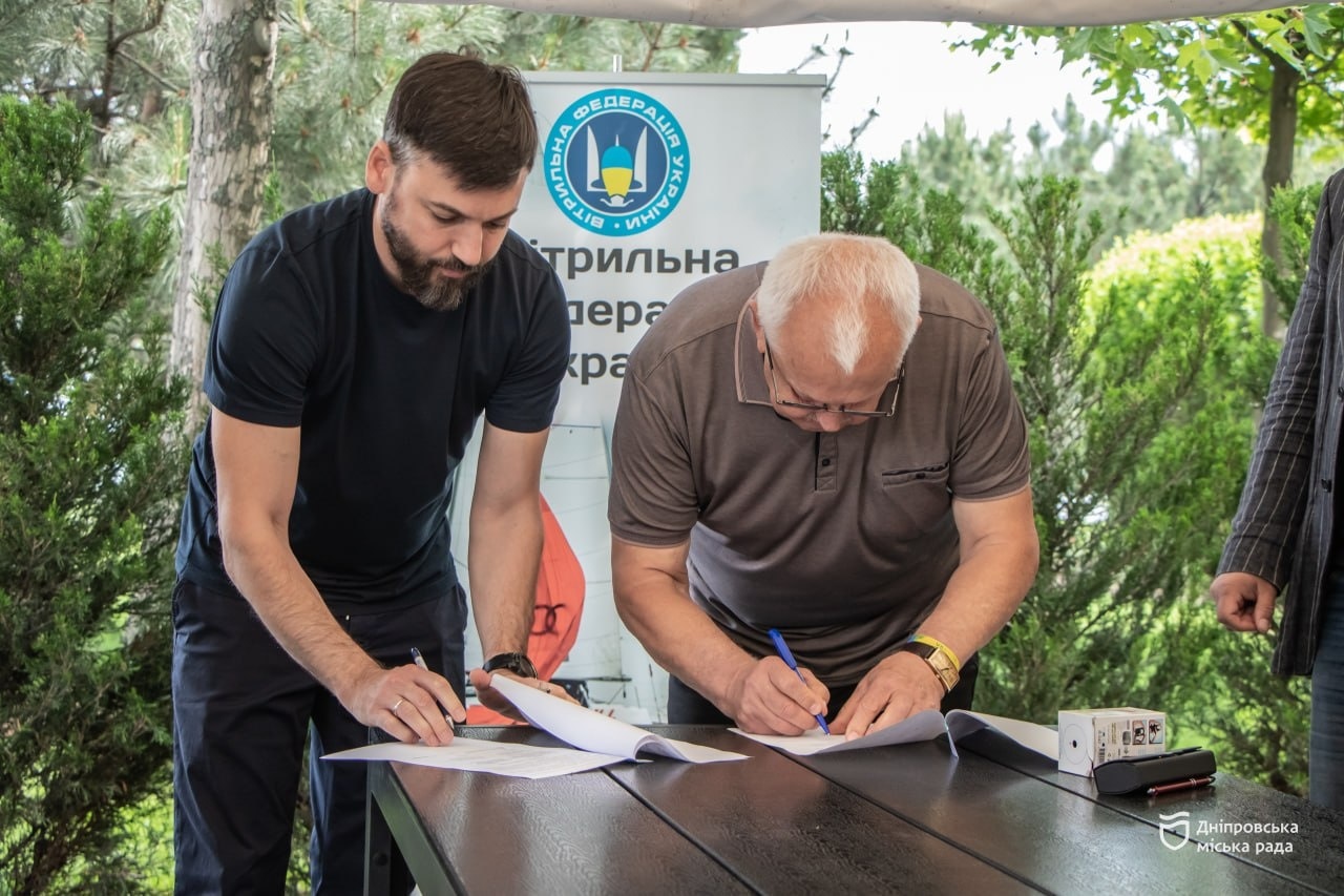 У Дніпрі ветерани війни безкоштовно опановуватимуть вітрильний спорт. Міськрада підписала меморандум про співпрацю з обласною Федерацією вітрильного спорту