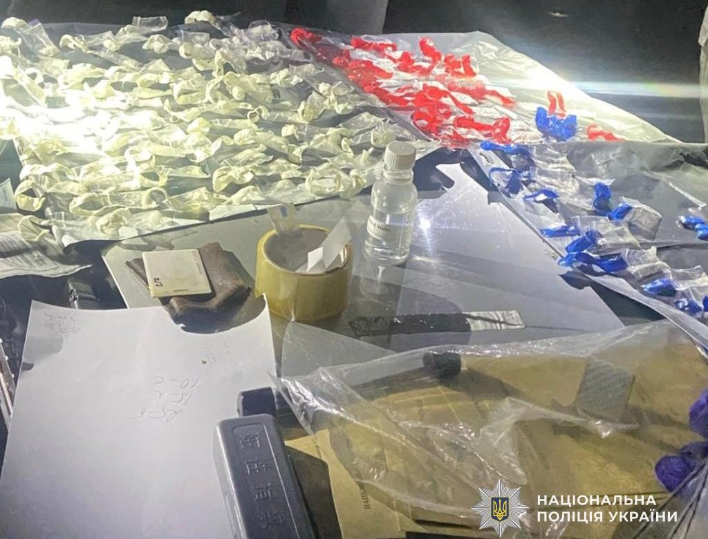 У Дніпрі 28-річний чоловік збував наркотики: поліцейські вилучили майже 130 сліп-пакетів