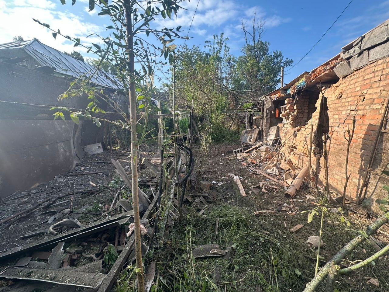 Протягом дня росіяни били по Нікопольщині дронами та артилерією, є пошкодження