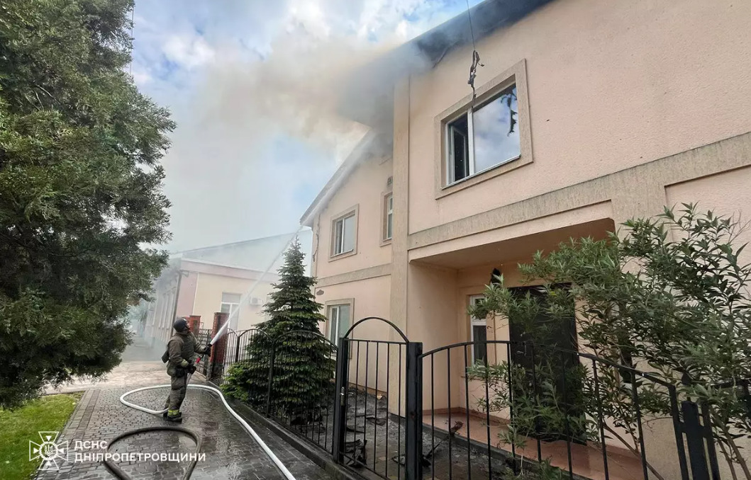 Обстріл Нікополя: у приватному секторі спалахнув будинок