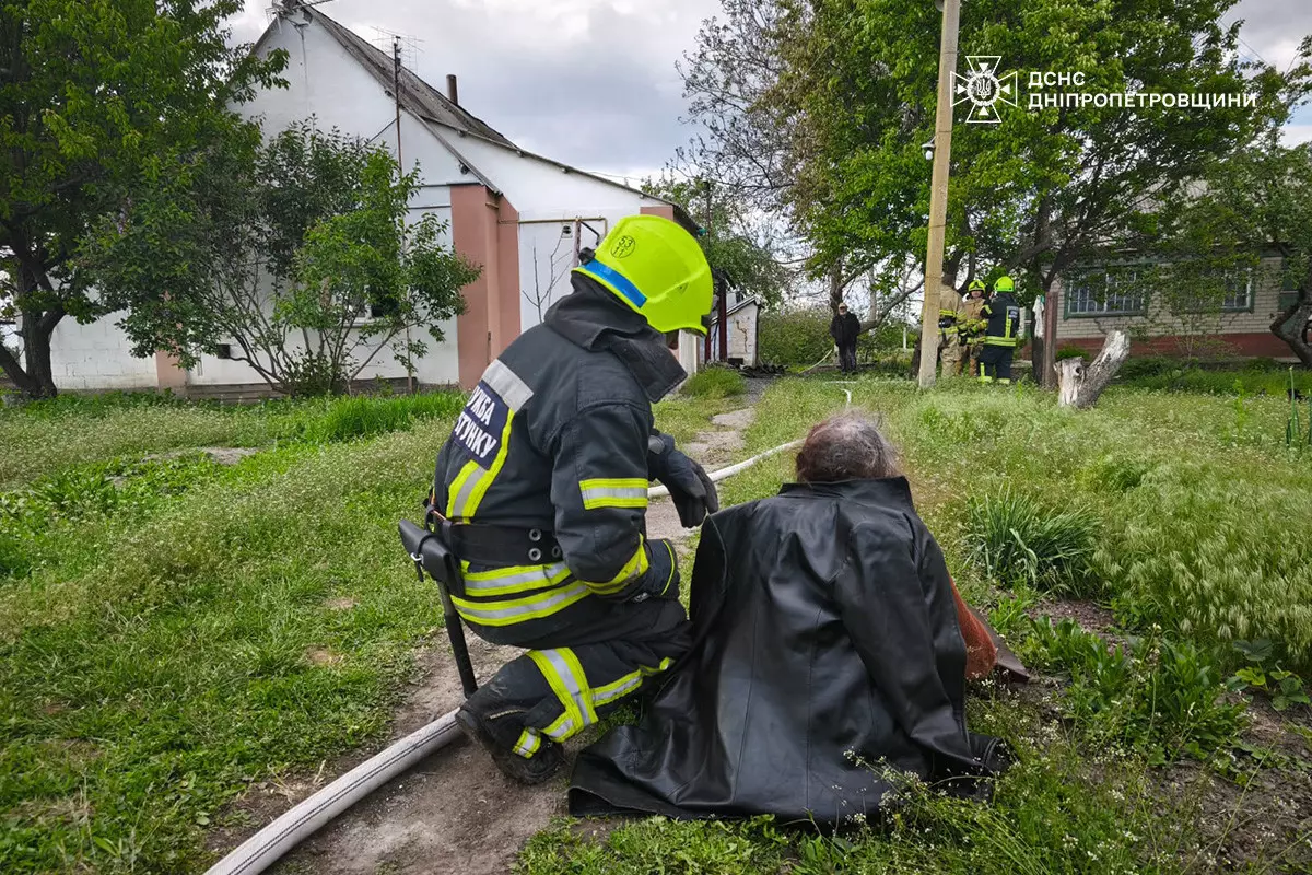 Вогнеборці врятували двох людей під час пожежі у Дніпровському районі