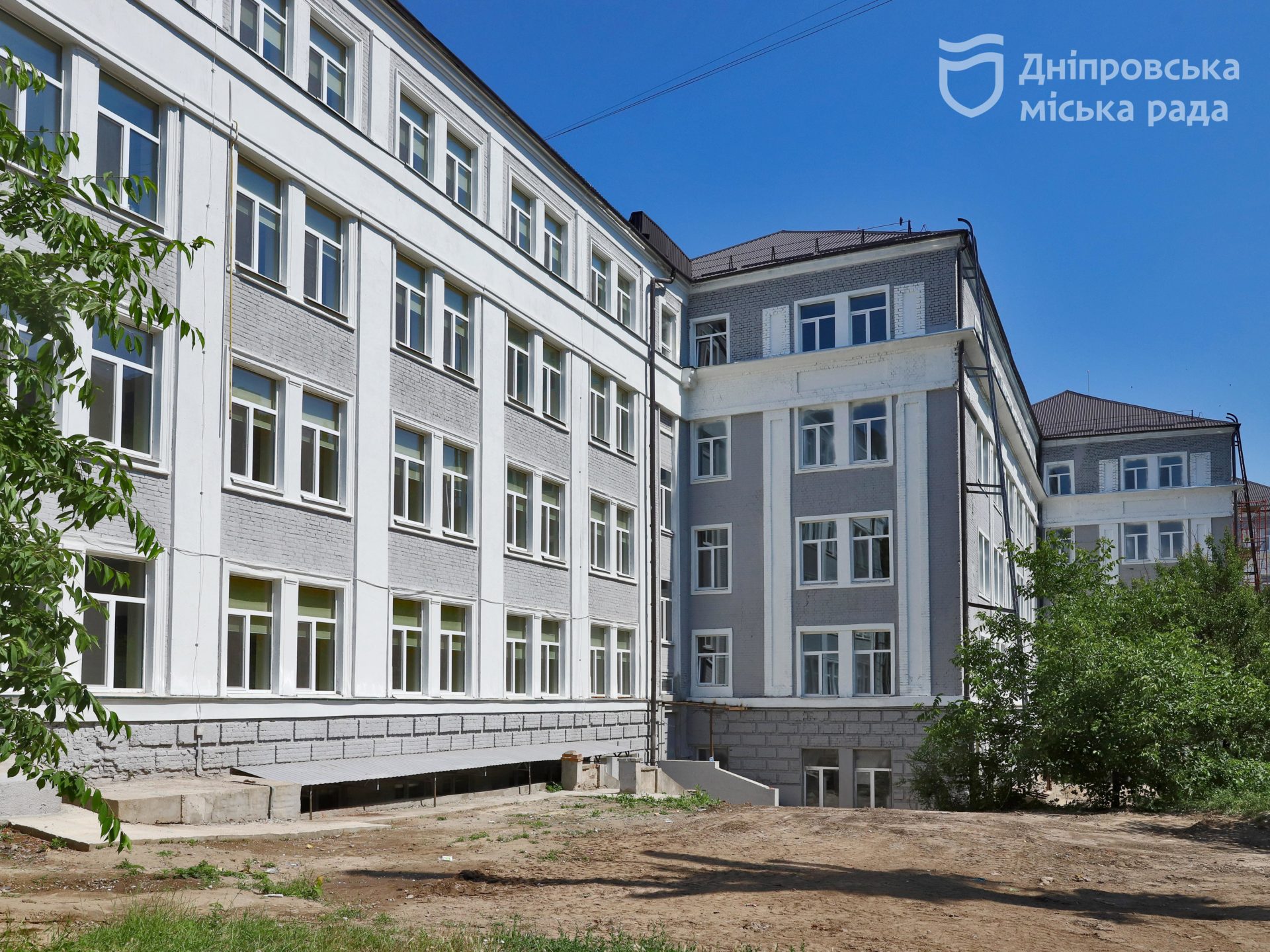 «Початок нового життя». У Дніпрі ще кілька десятків родин переселенців з Маріуполя отримали соціальне житло