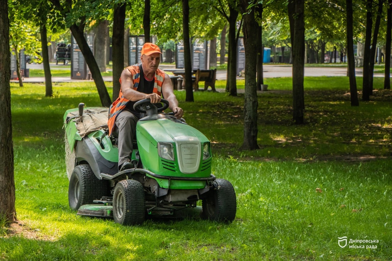 Для комфорту і безпеки містян та їхніх чотирилапих: у Дніпрі стартував сезон покосу газонів