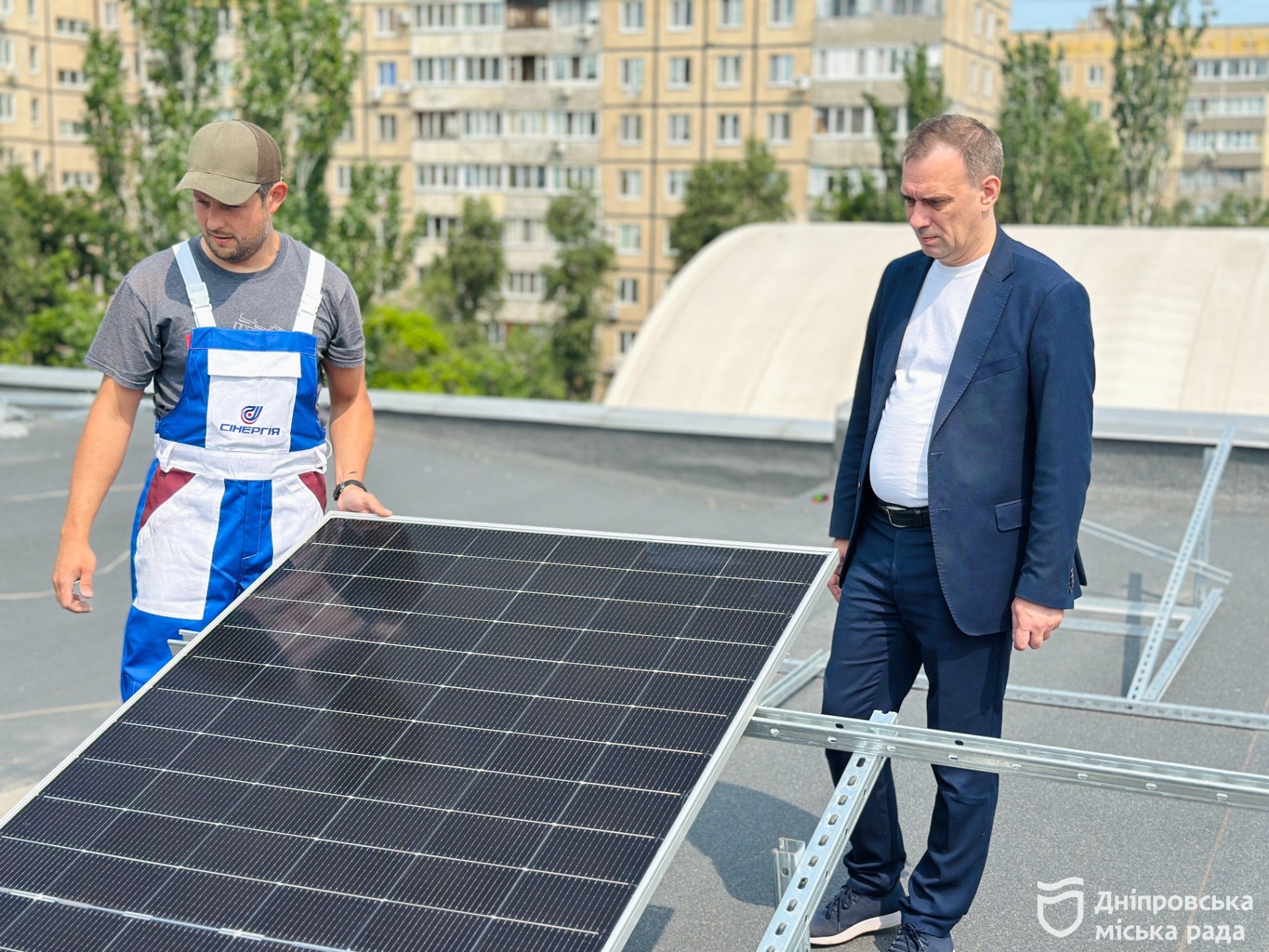 Задля безпеки та комфорту дітей. В освітніх закладах Дніпра встановили 48 сонячних електростанцій