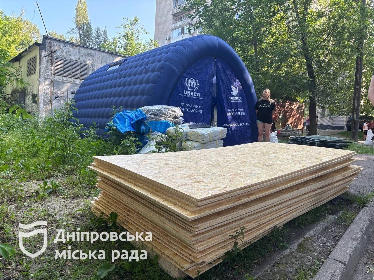 Дніпро від самого ранку ліквідовує наслідки масованої атаки на місто 7 червня. Усі відповідні служби працюють на місцях