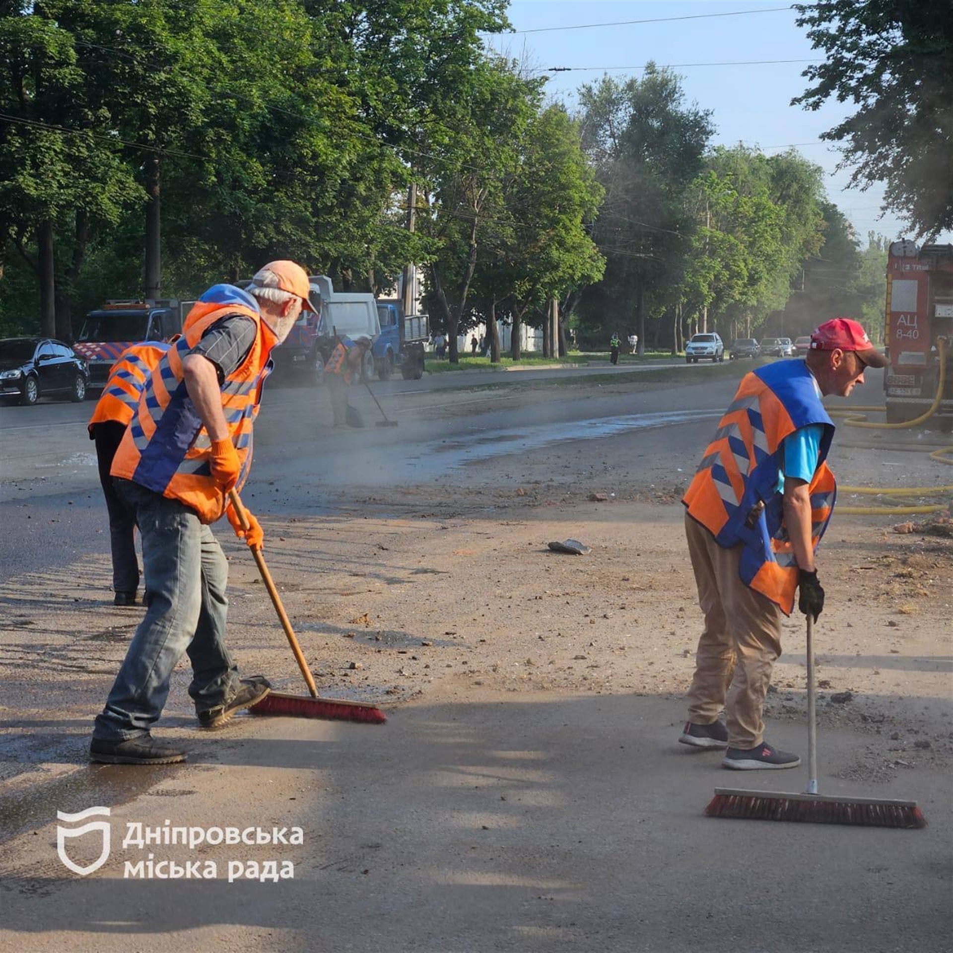 Працюють безперервно: комунальники зранку продовжують усувати наслідки ворожої атаки по Дніпру 7 червня