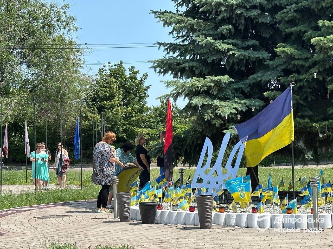 За ініціативою родин загиблих військових у Новокодацькому районі Дніпра встановили камери відеоспостереження на Алеї Героїв