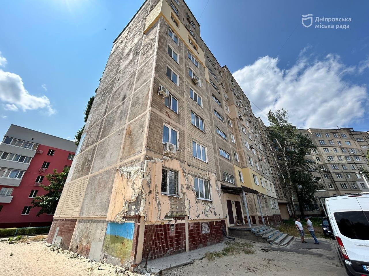 «Це захистить конструкцію від подальшого проникнення вологи й покращить теплоізоляцію взимку та охолодження влітку», — представник мерії Дніпра про подальший ремонт будинку № 118 на Набережній Перемоги