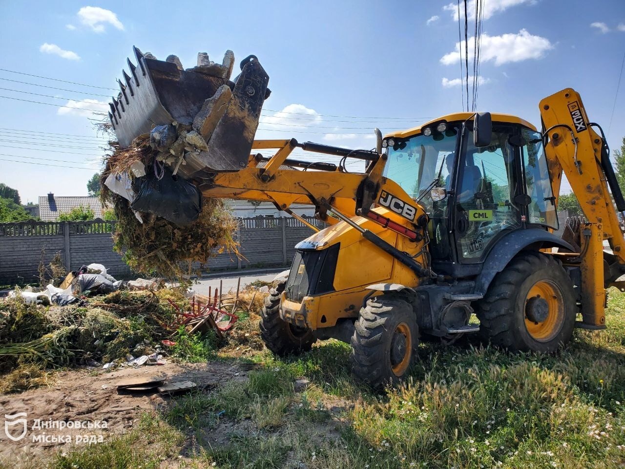 У Дніпрі продовжують очищати місто від великогабаритного сміття