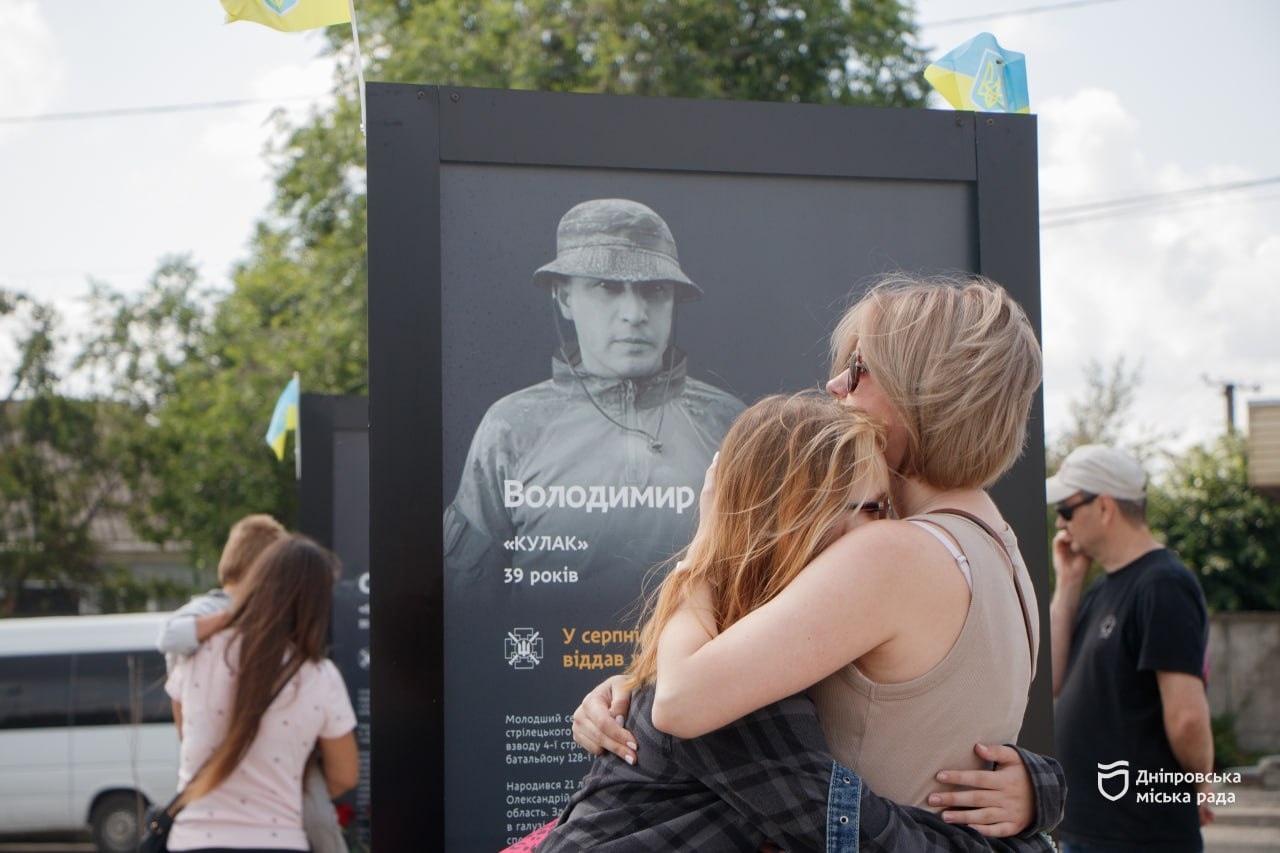 «Ця алея для мене, як віддушина. Необхідно шанувати пам’ять загиблих та завжди пам’ятати їх»,— мати захисника про оновлення проєкту «Історії Героїв» у Дніпрі