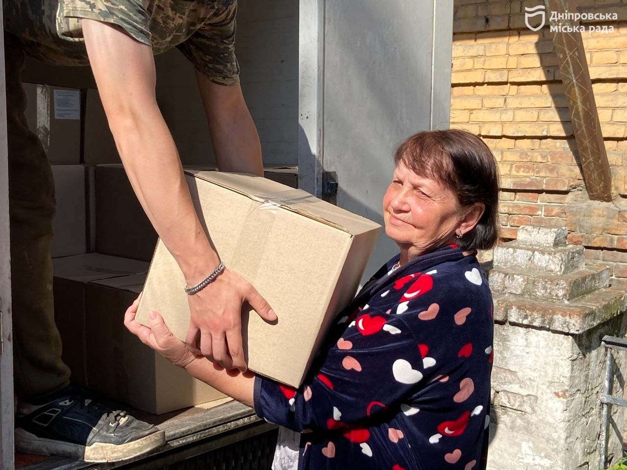 «Це значна допомога. Якби не ці продукти, то взагалі не знаю, як би я виживала», — ВПО у Дніпрі про безкоштовні набори харчів