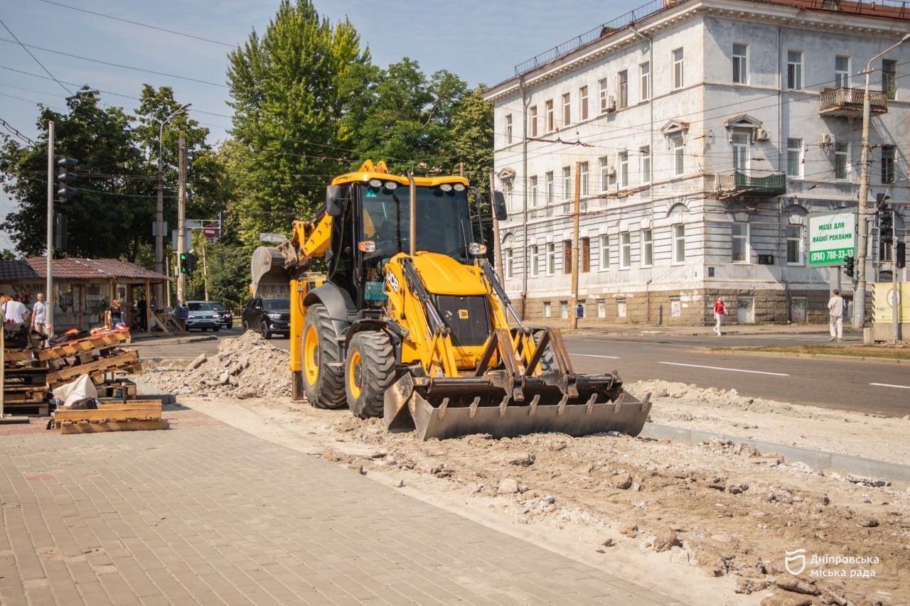 Пониження бордюрів, нова плитка, велодоріжки: у центрі Дніпра стартували роботи з облаштування безбар’єрного маршруту в межах флагманського проєкту «Рух без бар’єрів»