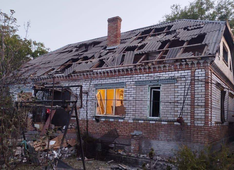 росіяни продовжують обстріли Нікопольщини: пошкоджено будинки, авто і гімназію
