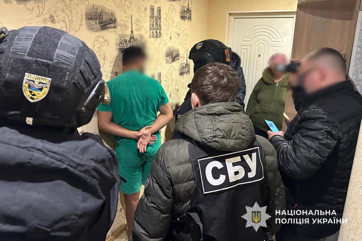 Ошукали родичів полонених та безвісти зниклих військових на майже 3 млн грн: у Кам’янському викрили організовану групу