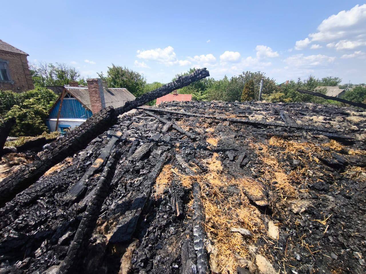 Нікопольщина зазнала понад 20 ударів: поранено пенсіонера, пошкоджені будівлі й авто