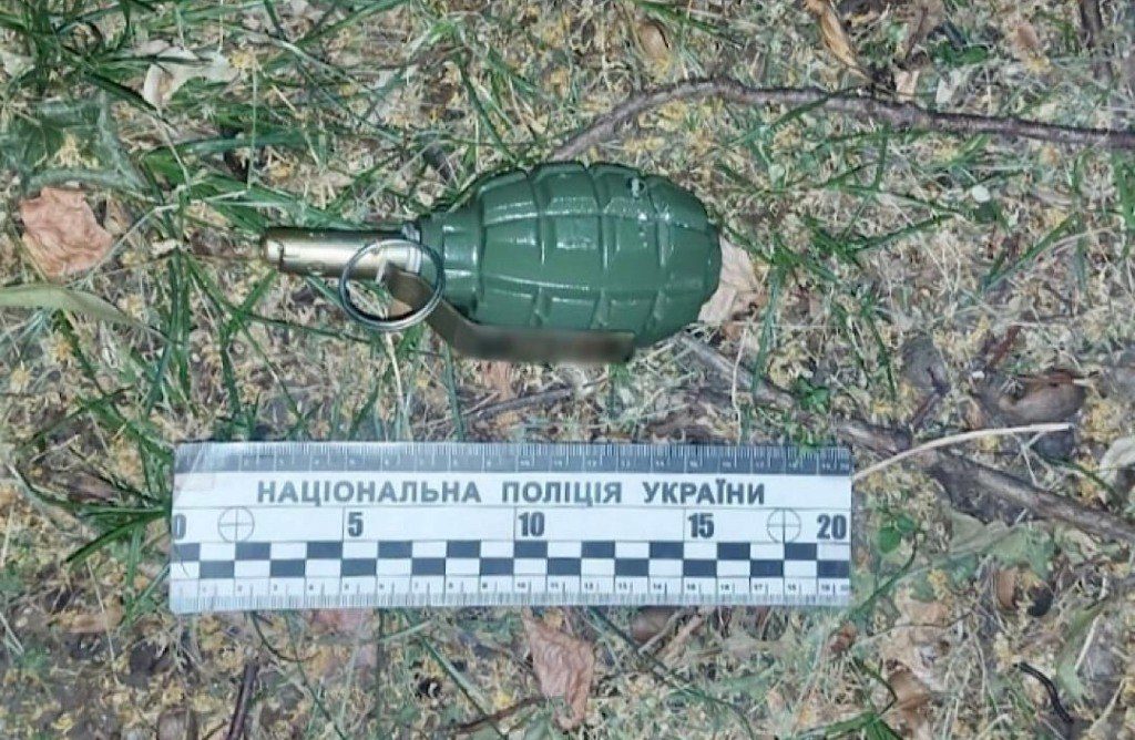 У центрі Дніпра 28-річний чоловік погрожував гранатою
