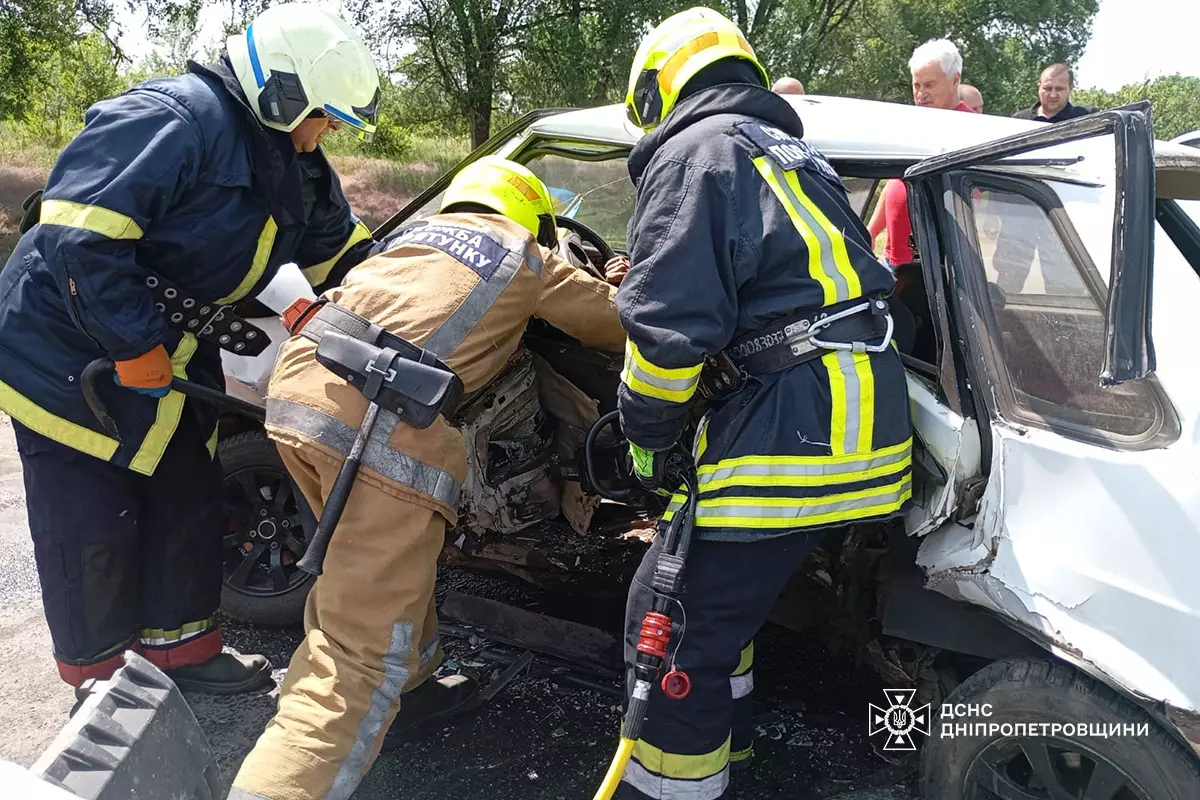 ДТП у Царичанці: Рятувальники звільнили постраждалого водія