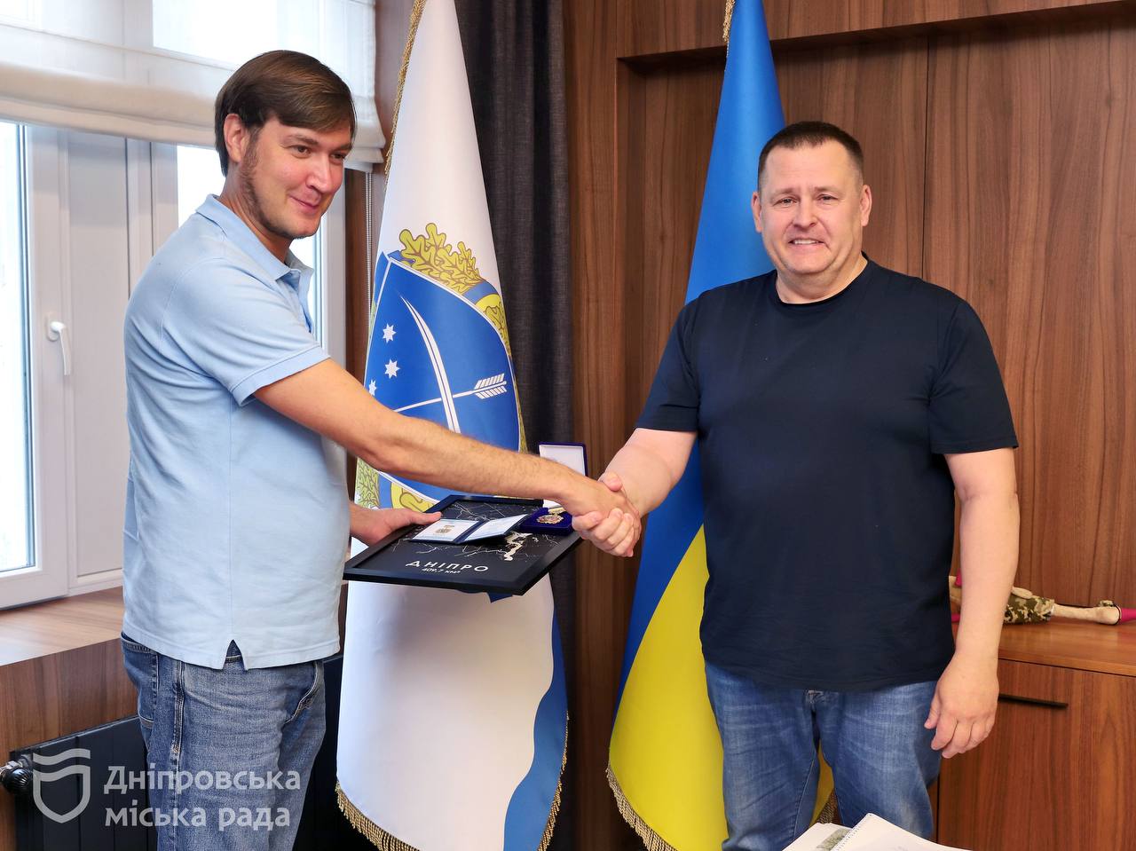 Одними з перших приїздять на місце ударів рф та працюють заради людей. Філатов вручив команді ГО «Проліска» найвищу нагороду Дніпра