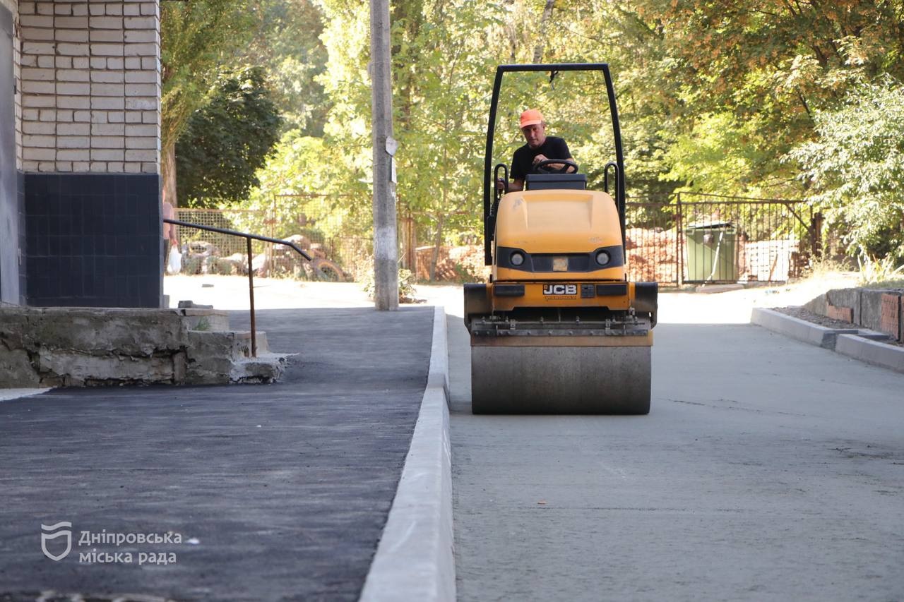 Нові дороги у дворах Дніпра