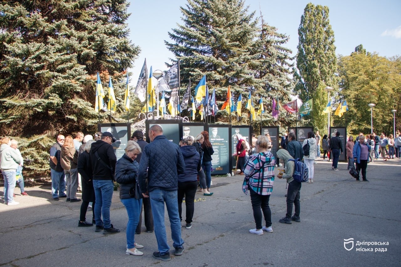 У Дніпрі на алеї пам’яті встановили меморіальні конструкції, присвячені загиблим воїнам 26.09.2025