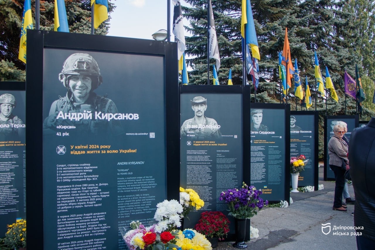 У Дніпрі на алеї пам’яті встановили меморіальні конструкції, присвячені загиблим воїнам 26.09.2025