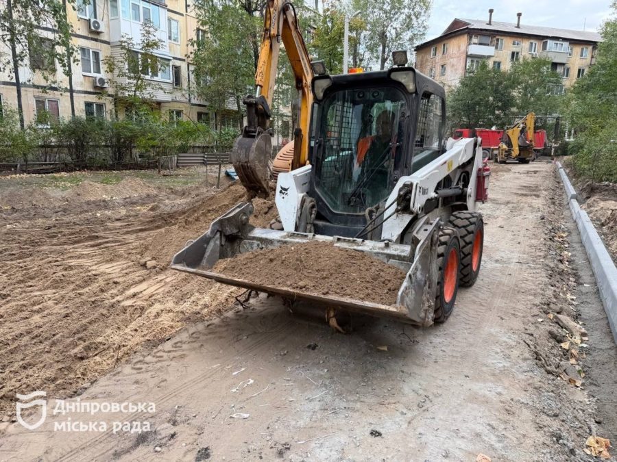 просп. Калнишевського, вул. Квітки Цісик у Дніпрі ремонтують дороги у дворах вперше з моменту будівництва