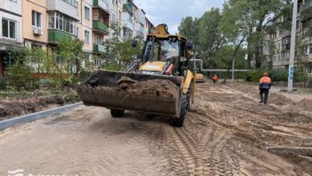 просп. Калнишевського, вул. Квітки Цісик у Дніпрі ремонтують дороги у дворах вперше з моменту будівництва