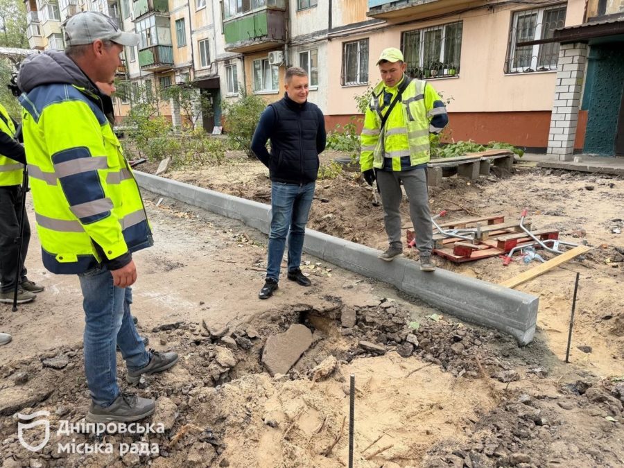 просп. Калнишевського, вул. Квітки Цісик у Дніпрі ремонтують дороги у дворах вперше з моменту будівництва
