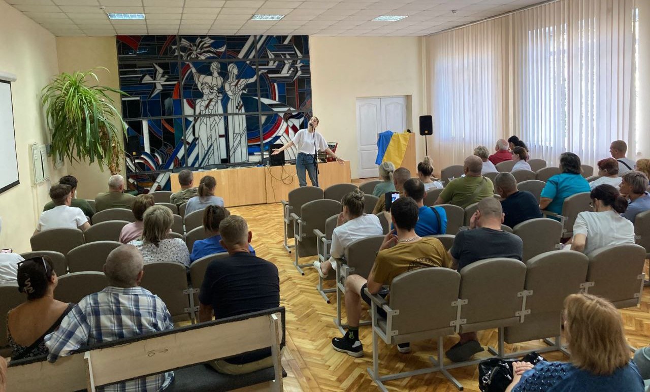 Митці Дніпропетровщини виступають для військових у межах культурологічної місії «Незламна Нація» - 14.10.2025