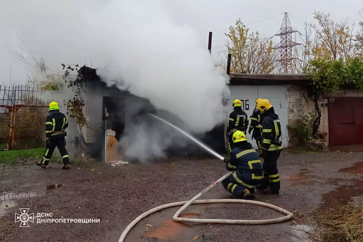 У Кривому Розі згорів гараж із автомобілем - 27.10.2025