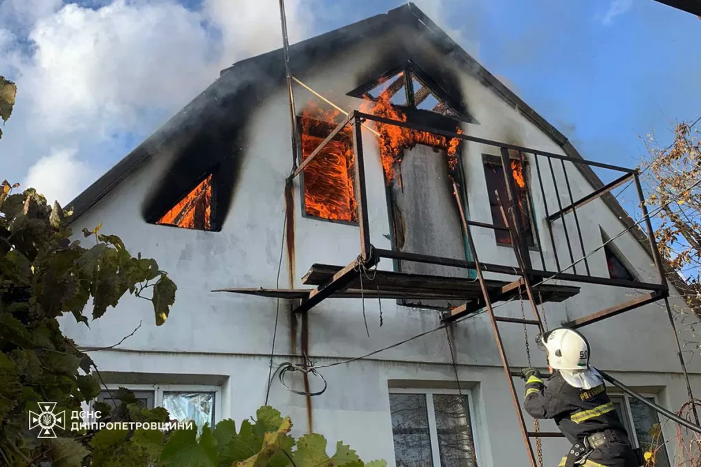 У Павлоградському районі горіла криша житлового будинку 31.10.2025