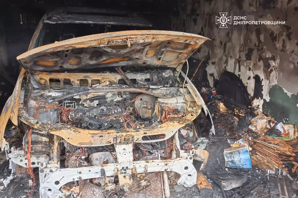 У Кривому Розі згорів гараж із автомобілем - 27.10.2025