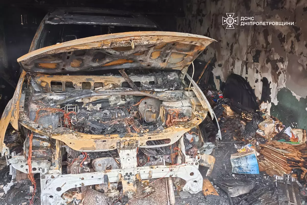 У Кривому Розі згорів гараж із автомобілем - 27.10.2025