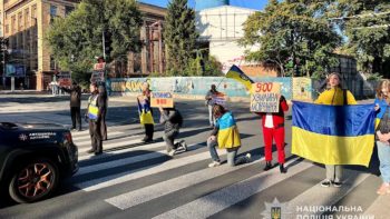 Хвилина тиші у Дніпрі: поліцейські прямо на дорогах разом з містянами зупинилися 4.10.2025