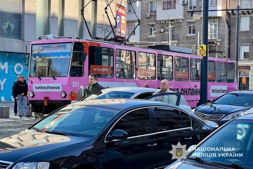 Хвилина тиші у Дніпрі: поліцейські прямо на дорогах разом з містянами зупинилися 4.10.2025