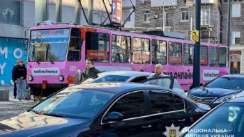 Хвилина тиші у Дніпрі: поліцейські прямо на дорогах разом з містянами зупинилися 4.10.2025