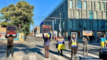 Хвилина тиші у Дніпрі: поліцейські прямо на дорогах разом з містянами зупинилися 4.10.2025