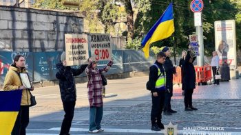 Хвилина тиші у Дніпрі: поліцейські прямо на дорогах разом з містянами зупинилися 4.10.2025