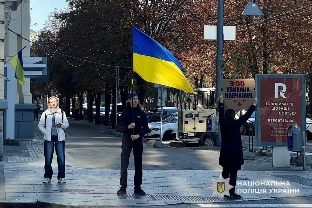 Хвилина тиші у Дніпрі: поліцейські прямо на дорогах разом з містянами зупинилися 4.10.2025