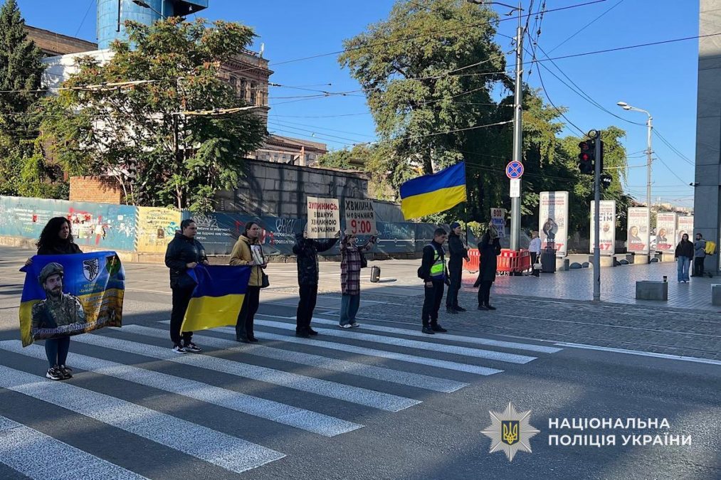 Хвилина тиші у Дніпрі: поліцейські прямо на дорогах разом з містянами зупинилися 4.10.2025