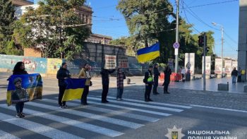 Хвилина тиші у Дніпрі: поліцейські прямо на дорогах разом з містянами зупинилися 4.10.2025