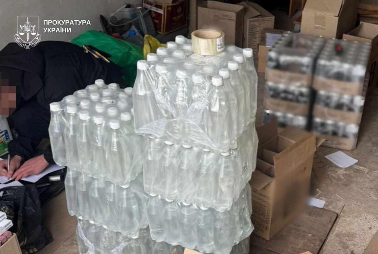 IMG 20251020 160529 708 У Кривому Розі викрили схему продажу нелегального алкоголю та тютюну 20.10.2025
